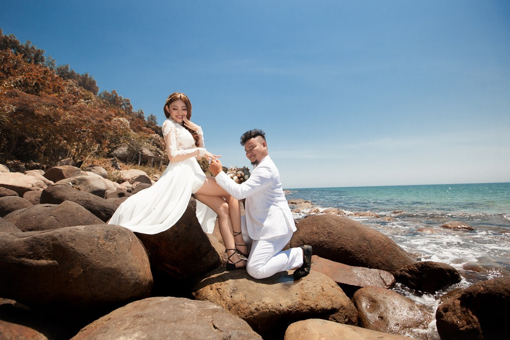 Ảnh cưới vui nhộn của Vinh Râu FAPtv và bạn gái xinh đẹp