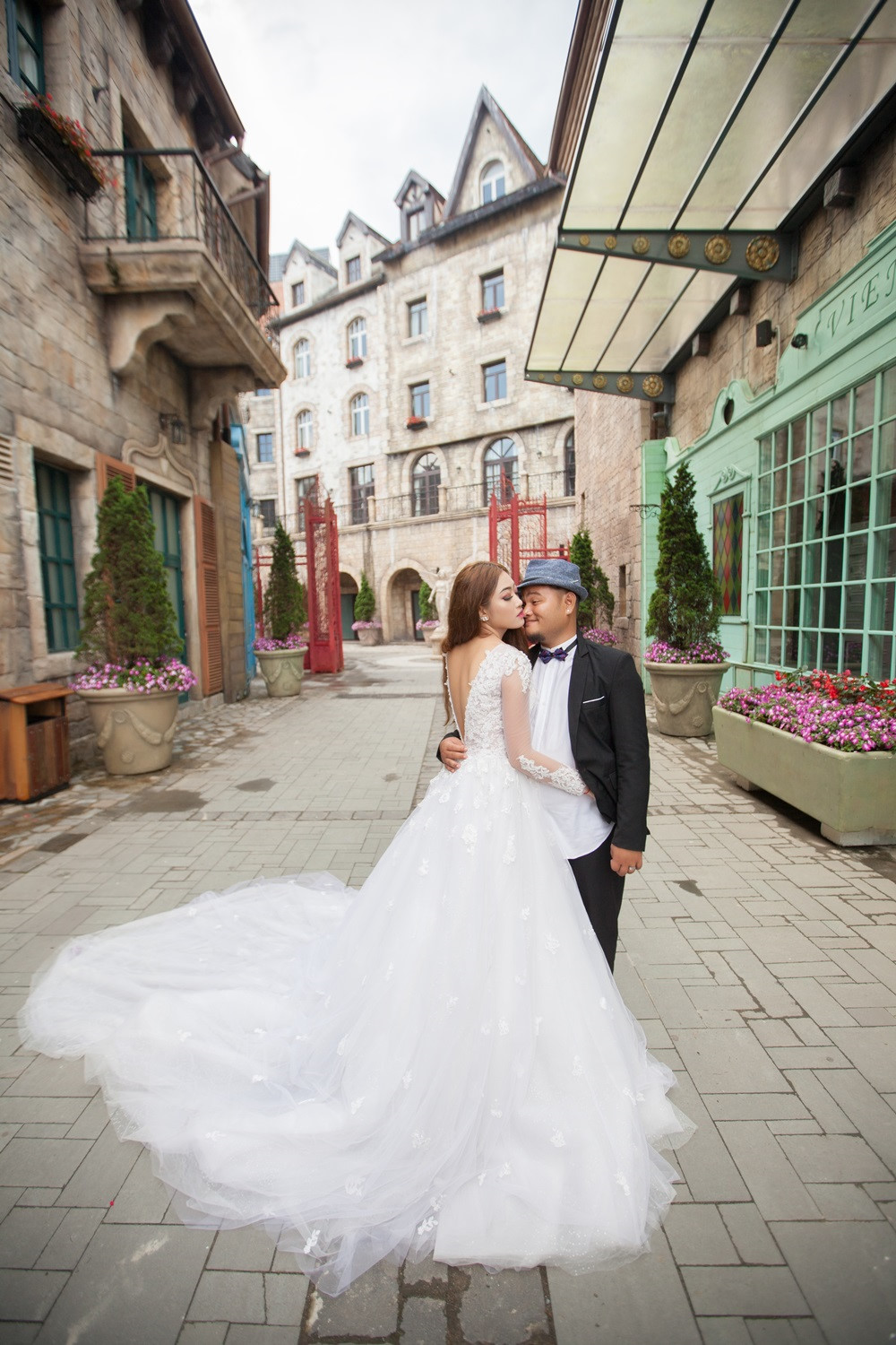 Ảnh cưới vui nhộn của Vinh Râu FAPtv và bạn gái xinh đẹp