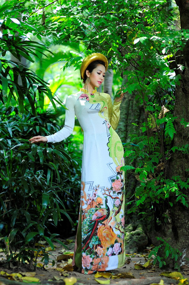 BST áo dài họa tiết chim công cách điệu in 3D trên nền lụa