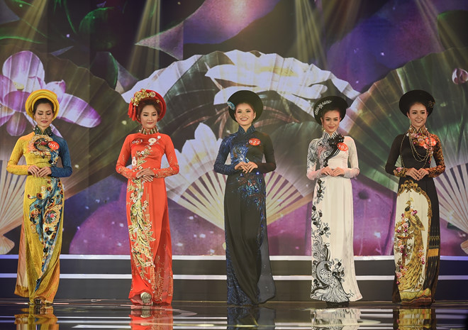 BST áo dài họa tiết chim công cách điệu in 3D trên nền lụa