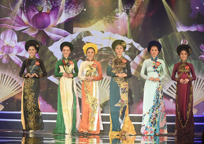 BST áo dài họa tiết chim công cách điệu in 3D trên nền lụa