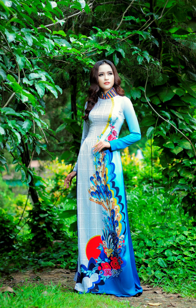 BST áo dài họa tiết chim công cách điệu in 3D trên nền lụa