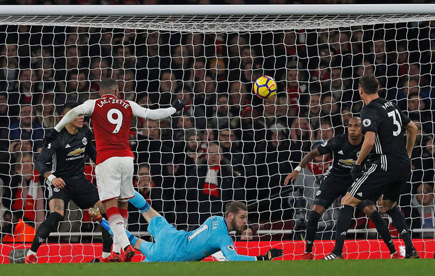 Arsenal tự dâng chiến thắng cho MU?