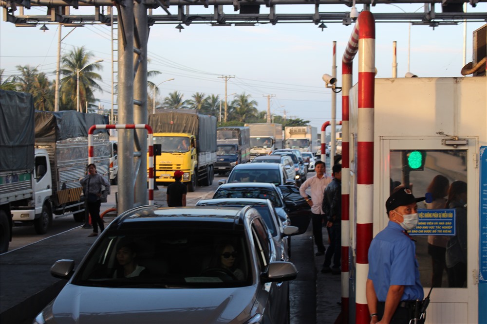 BOT Cai Lậy: Tài xế tung đủ chiêu để gây áp lực xả trạm