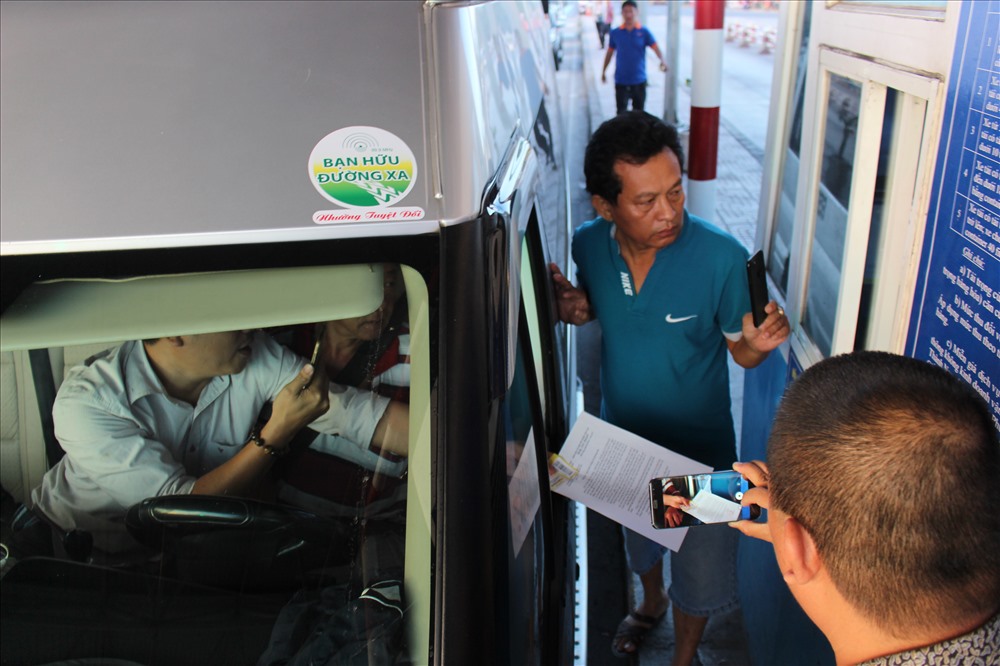 BOT Cai Lậy: Tài xế tung đủ chiêu để gây áp lực xả trạm