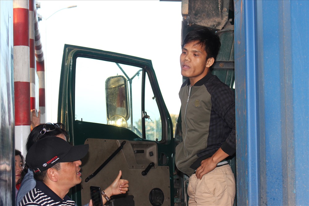 BOT Cai Lậy: Tài xế tung đủ chiêu để gây áp lực xả trạm