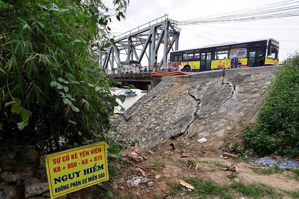 Dân sơ tán vì vết nứt hàng chục mét từ mố cầu Đuống