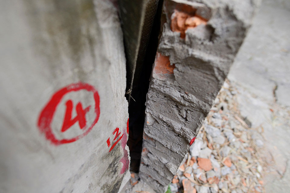 Dân sơ tán vì vết nứt hàng chục mét từ mố cầu Đuống