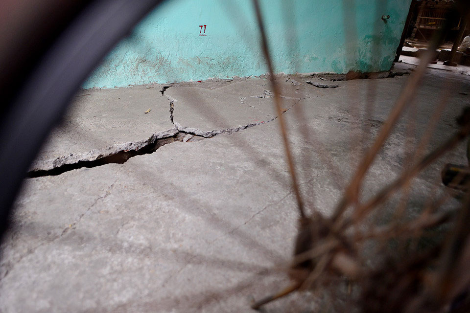 Dân sơ tán vì vết nứt hàng chục mét từ mố cầu Đuống