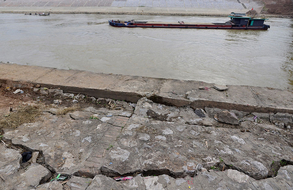 Dân sơ tán vì vết nứt hàng chục mét từ mố cầu Đuống