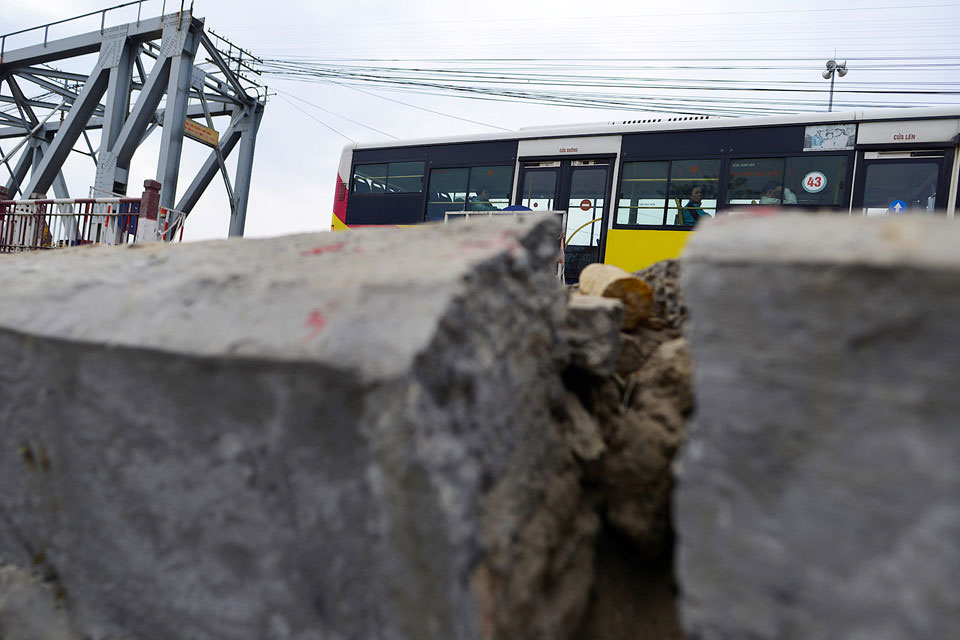 Dân sơ tán vì vết nứt hàng chục mét từ mố cầu Đuống