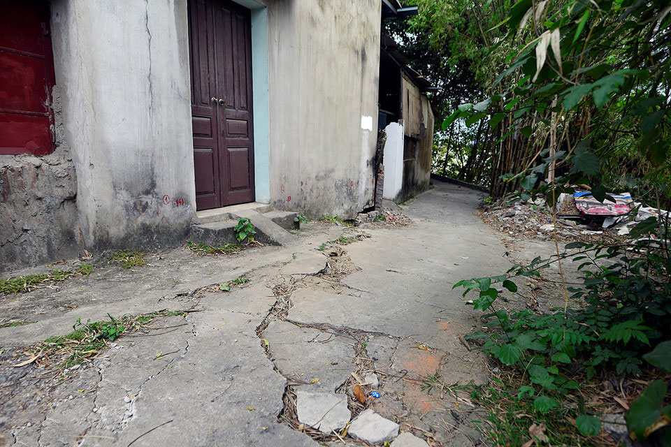 Dân sơ tán vì vết nứt hàng chục mét từ mố cầu Đuống