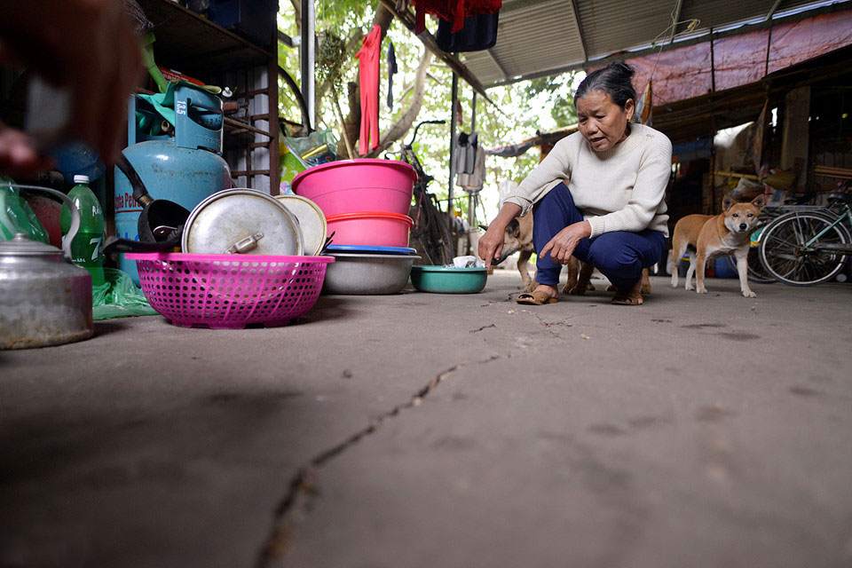 Dân sơ tán vì vết nứt hàng chục mét từ mố cầu Đuống