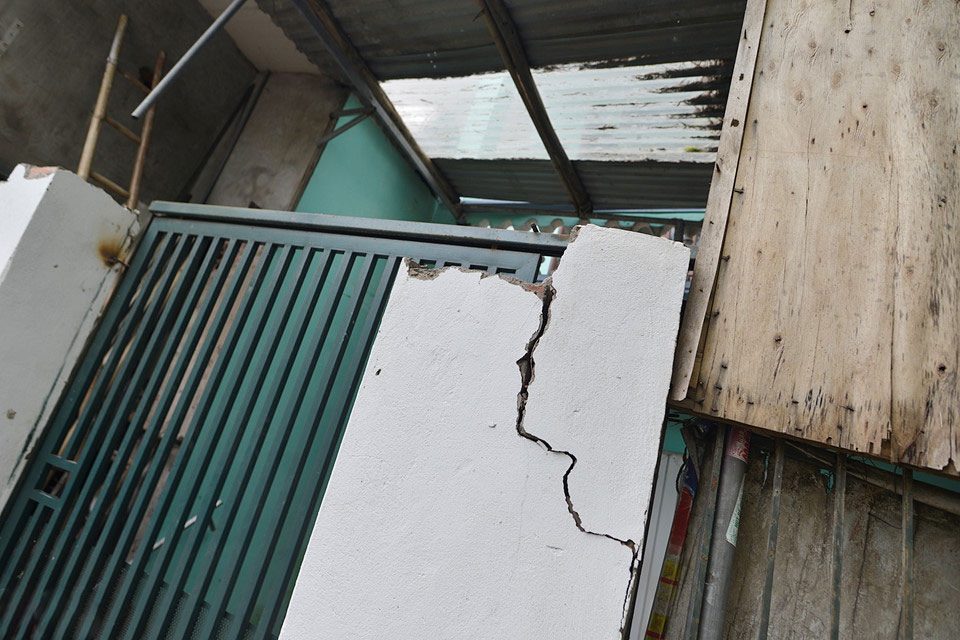 Dân sơ tán vì vết nứt hàng chục mét từ mố cầu Đuống