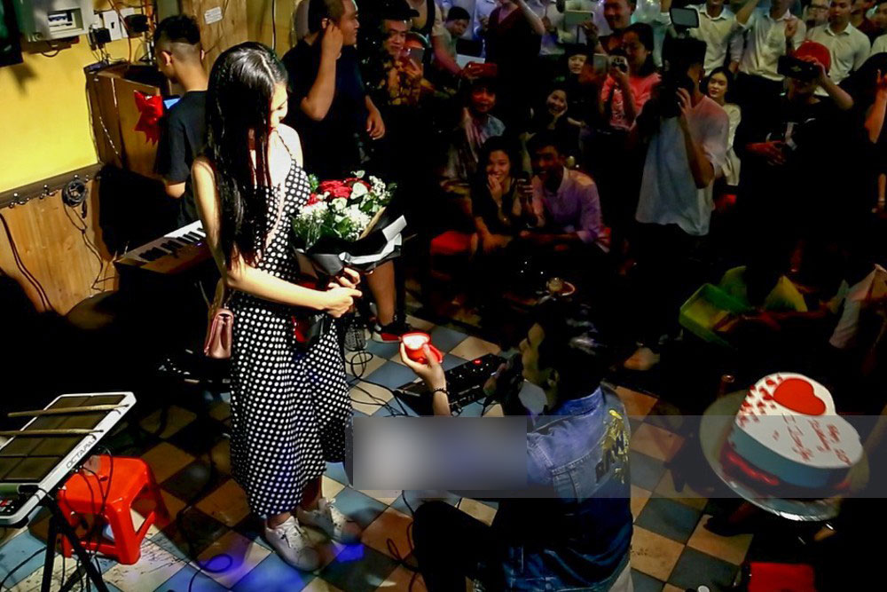 Chúng Huyền Thanh bất ngờ được bạn trai cầu hôn giữa phố Tây - Bùi Viện