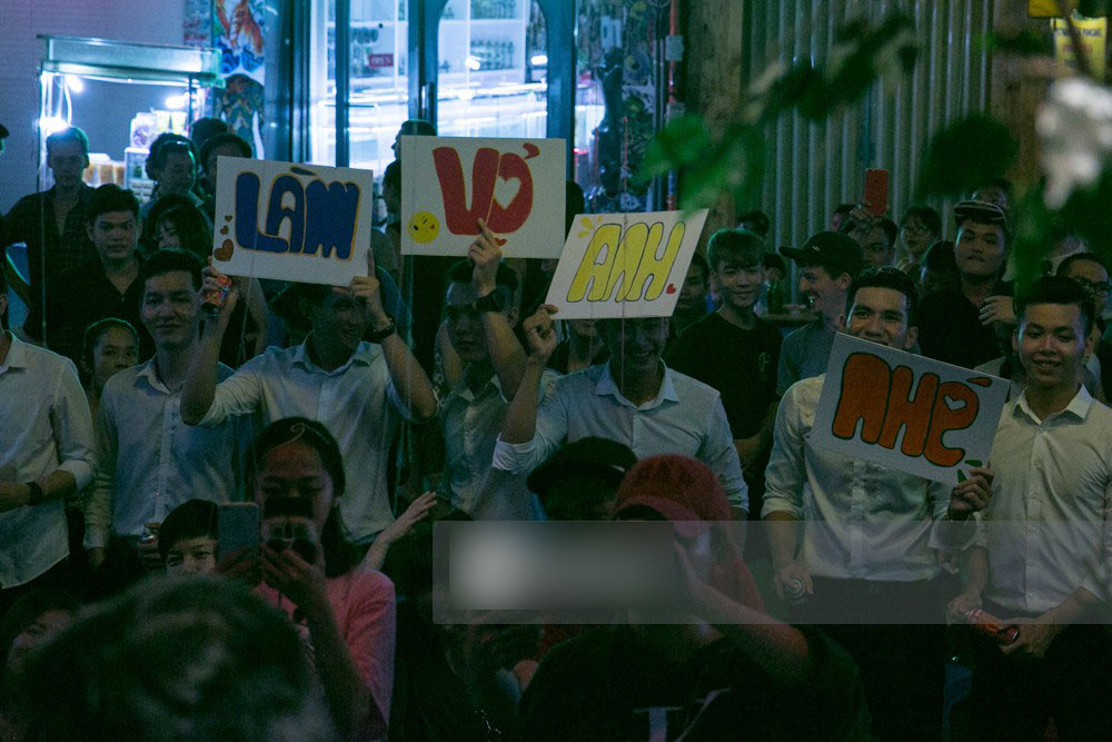 Chúng Huyền Thanh bất ngờ được bạn trai cầu hôn giữa phố Tây - Bùi Viện Chúng Huyền Thanh bất ngờ được bạn trai cầu hôn giữa phố Tây - Bùi Viện