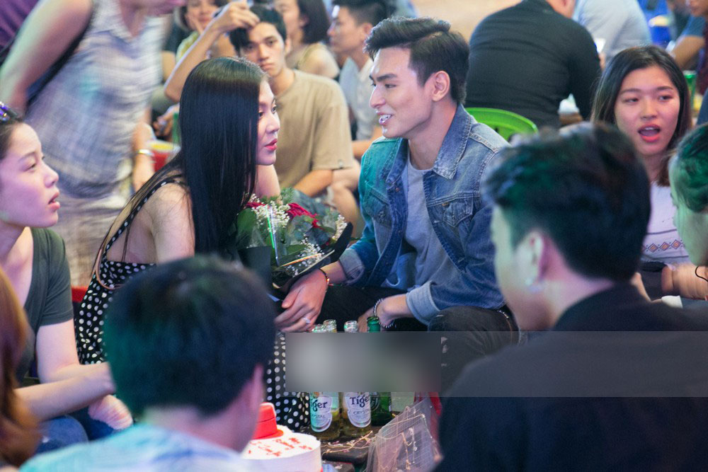 Chúng Huyền Thanh bất ngờ được bạn trai cầu hôn giữa phố Tây - Bùi Viện