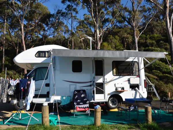 Nhà xe đi động của dân phượt cập bến, hải quan không biết đánh thuế ra sao