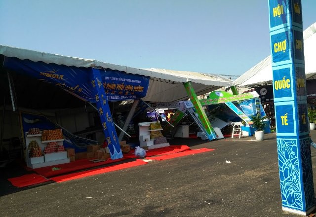 Hàng chục gian hàng tại hội chợ Việt - Trung đổ sập vì lốc xoáy