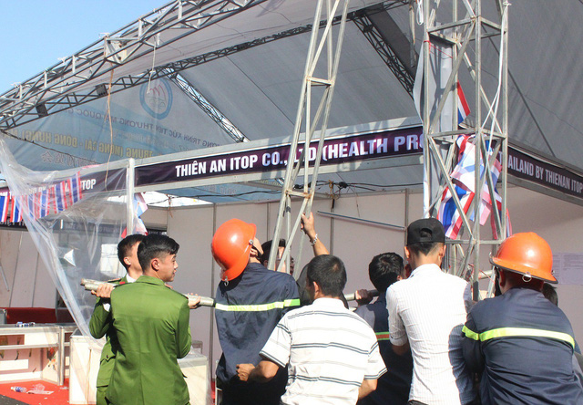 Hàng chục gian hàng tại hội chợ Việt - Trung đổ sập vì lốc xoáy