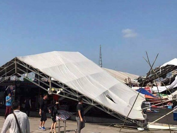 Hàng chục gian hàng tại hội chợ Việt - Trung đổ sập vì lốc xoáy