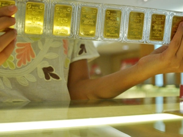 Vàng thế giới giảm, trong nước lặng sóng