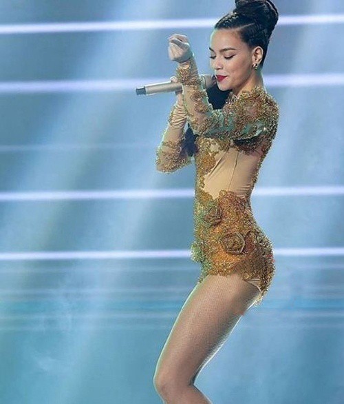 Từ khi yêu Kim Lý, trang phục biểu diễn của Hồ Ngọc Hà kín đáo và tinh tế hơn hẳn