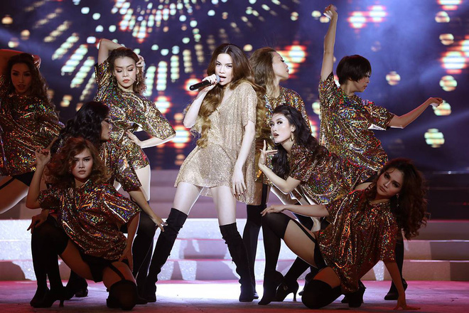 Từ khi yêu Kim Lý, trang phục biểu diễn của Hồ Ngọc Hà kín đáo và tinh tế hơn hẳn