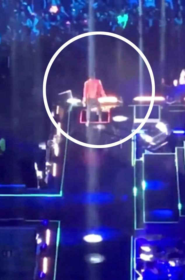 HLV The Voice Mexico ngã xuống hố sân khấu khi đang biểu diễn