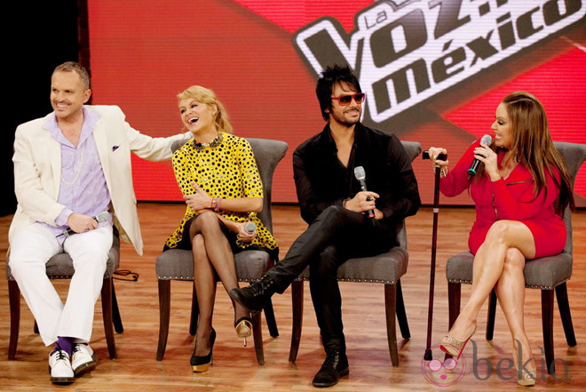 HLV The Voice Mexico ngã xuống hố sân khấu khi đang biểu diễn