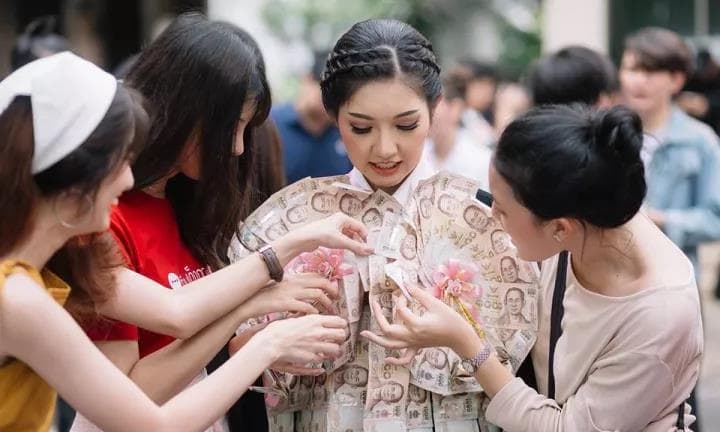 Hot girl Thái gây sốc với bộ lễ phục tốt nghiệp ngập trong tiền