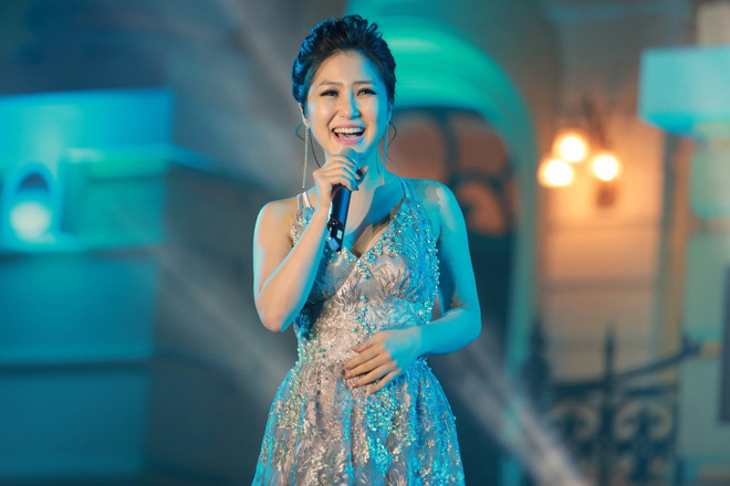 Gặp sự cố, Hương Tràm vẫn hát live Em gái mưa cực đỉnh, khiến khán giả phát cuồng Gặp sự cố, Hương Tràm vẫn hát live Em gái mưa cực đỉnh, khiến khán giả phát cuồng