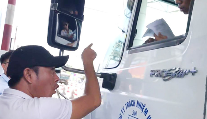 Vợ người đe dọa tài xế ở BOT Cai Lậy ôm con khóc lo cho chồng