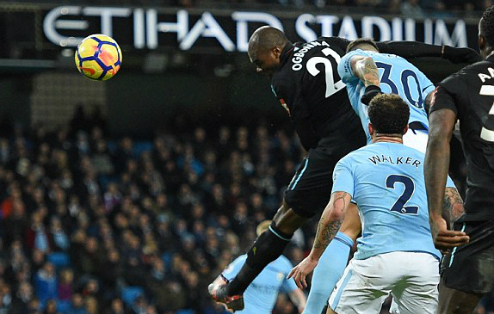 Man City tái lập khoảng cách tám điểm với Man Utd