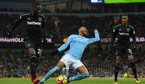 Man City tái lập khoảng cách tám điểm với Man Utd