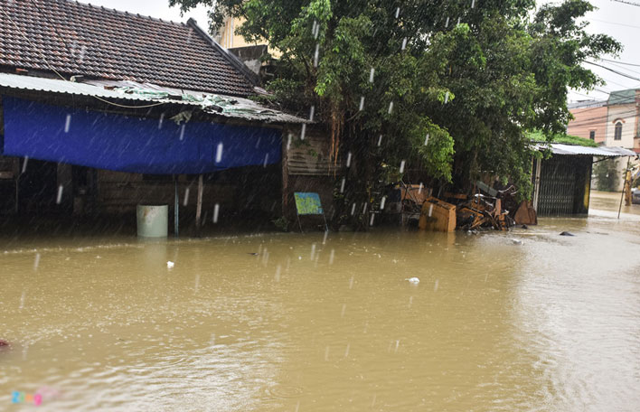 Mưa lũ gây cô lập hàng nghìn hộ dân Bình Định