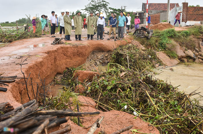 Mưa lũ gây cô lập hàng nghìn hộ dân Bình Định