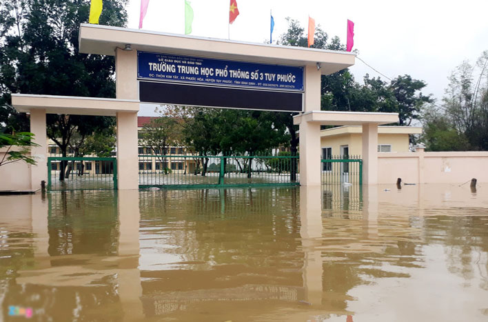 Mưa lũ gây cô lập hàng nghìn hộ dân Bình Định