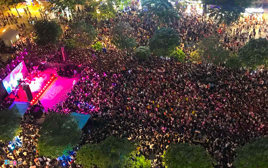 Biển người đổ về phố đi bộ xem Mỹ Tâm, vẫn còn hình ảnh kém ý thức