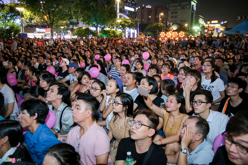 Biển người đổ về phố đi bộ xem Mỹ Tâm, vẫn còn hình ảnh kém ý thức