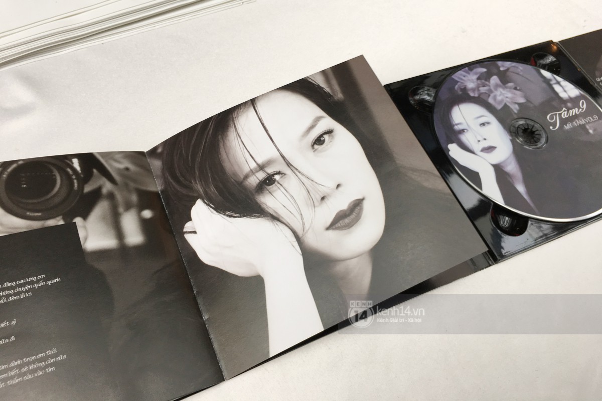 Album Vol.9 của Mỹ Tâm: Đã lâu rồi fan Vpop mới có cảm giác đợi hàng giờ để được cầm tận tay một CD như thế Album Vol.9 của Mỹ Tâm: Đã lâu rồi fan Vpop mới có cảm giác đợi hàng giờ để được cầm tận tay một CD như thế