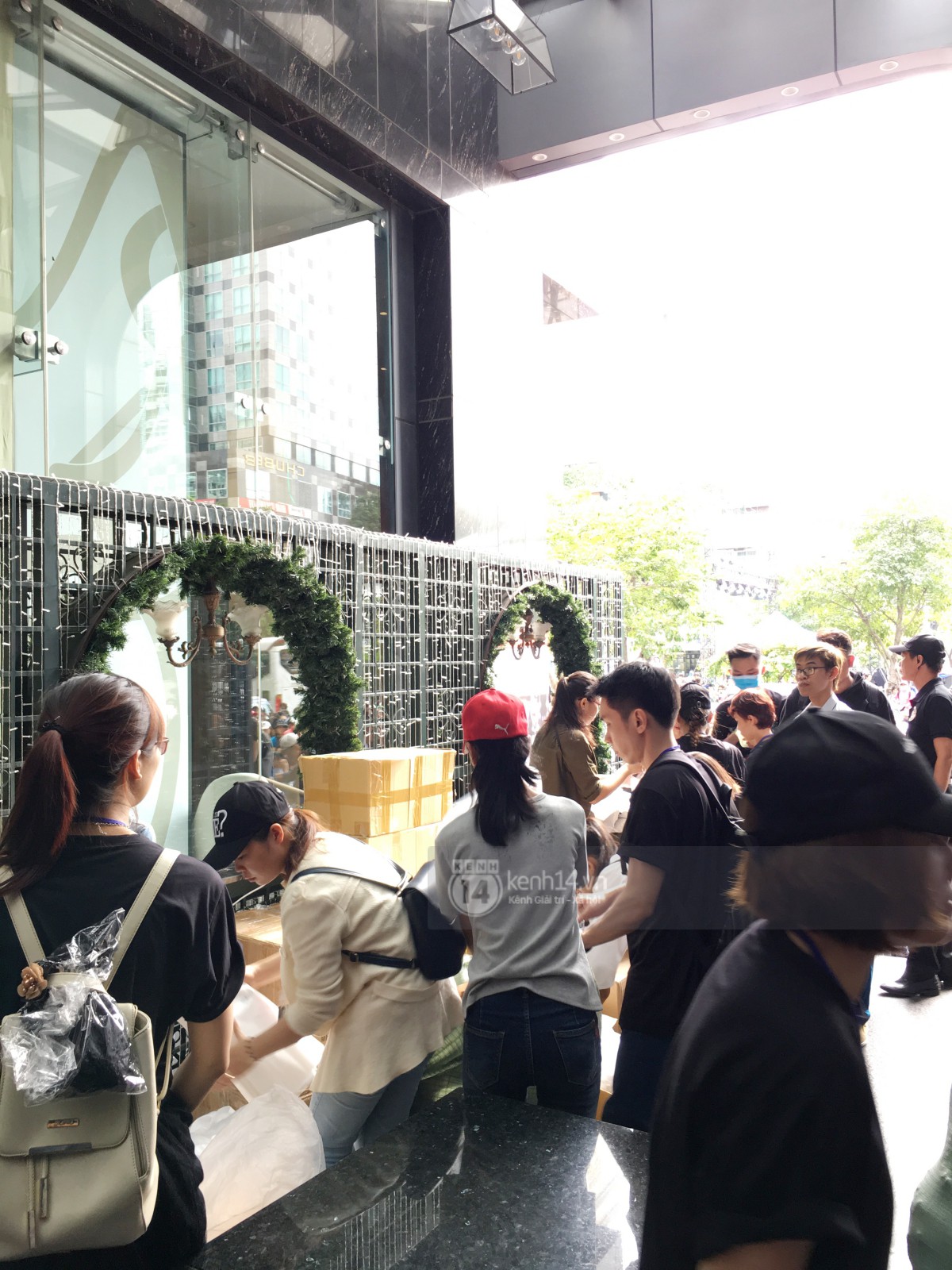 Album Vol.9 của Mỹ Tâm: Đã lâu rồi fan Vpop mới có cảm giác đợi hàng giờ để được cầm tận tay một CD như thế