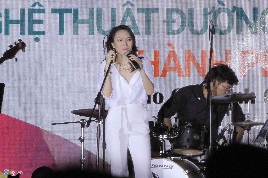 Biển người đổ về phố đi bộ xem Mỹ Tâm, vẫn còn hình ảnh kém ý thức