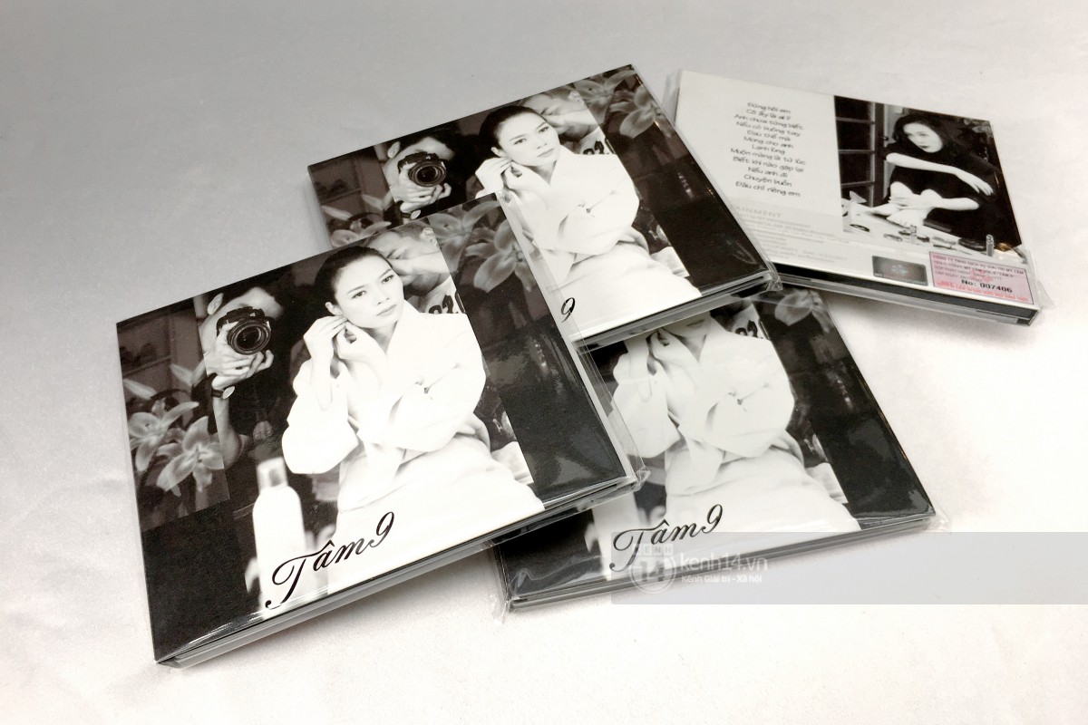 Album Vol.9 của Mỹ Tâm: Đã lâu rồi fan Vpop mới có cảm giác đợi hàng giờ để được cầm tận tay một CD như thế Album Vol.9 của Mỹ Tâm: Đã lâu rồi fan Vpop mới có cảm giác đợi hàng giờ để được cầm tận tay một CD như thế