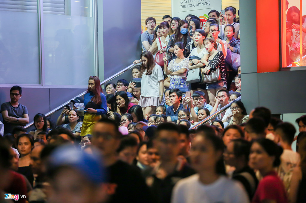 Biển người đổ về phố đi bộ xem Mỹ Tâm, vẫn còn hình ảnh kém ý thức