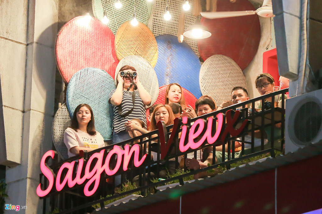 Biển người đổ về phố đi bộ xem Mỹ Tâm, vẫn còn hình ảnh kém ý thức