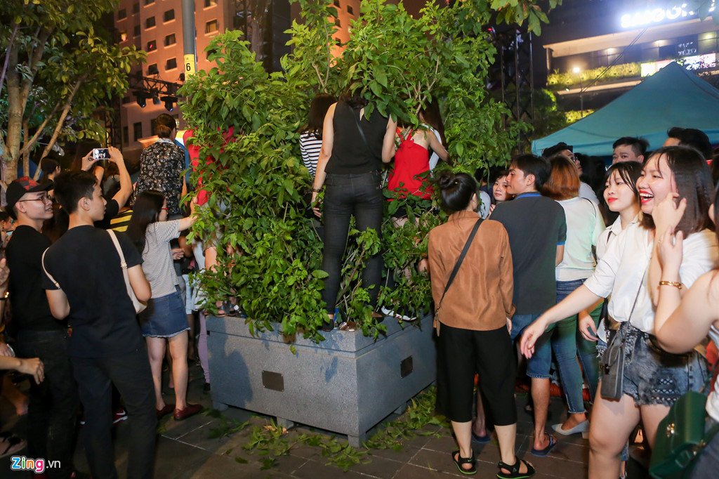 Biển người đổ về phố đi bộ xem Mỹ Tâm, vẫn còn hình ảnh kém ý thức