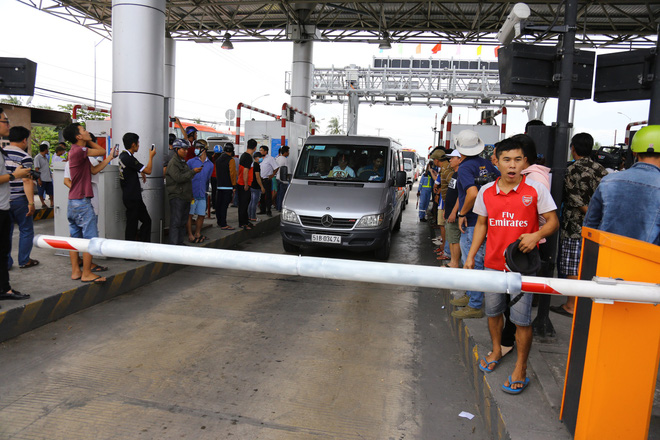 Người lạ dọa nạt tài xế ở BOT Cai Lậy làm xe ôm, mẹ ruột nói có người thuê