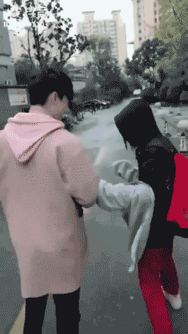 Muốn có người yêu, chai mặt thử ngay trào lưu vòng tay ôm đang hot nhất MXH! Muốn có người yêu, chai mặt thử ngay trào lưu vòng tay ôm đang hot nhất MXH!