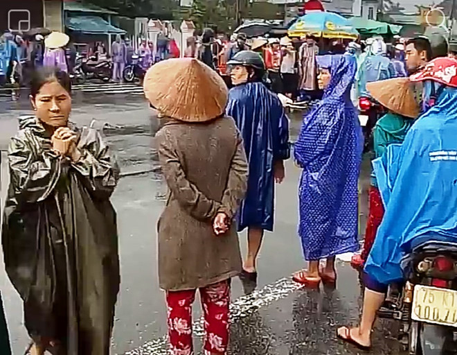 Bé gái đi xe đạp rẽ qua đường bị ôtô tải chở dăm gỗ cán tử vong